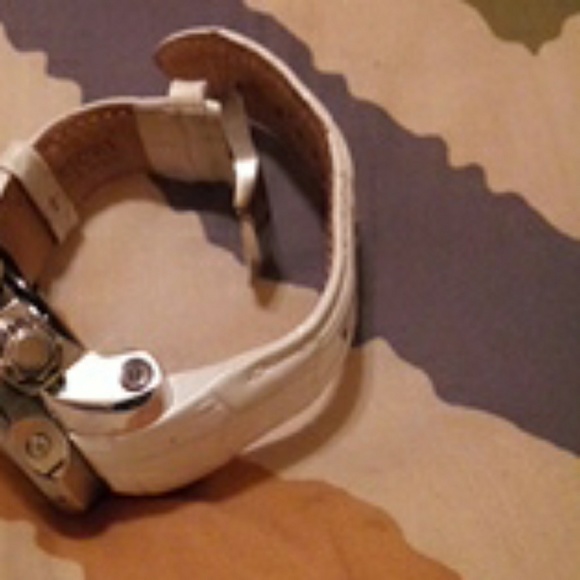 Watch - Picture 2 of 3